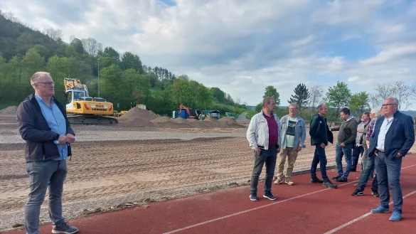 Die Sportanlage am Johannes-Gigas-Schulzentrum wird umgebaut. Bei einer Ortsbesichtigung hat Fachbereichsleiter Gregor G&uuml;nnewich die Mitglieder des Ausschusses f&uuml;r Stadtentwicklung, Planen und Bauen &uuml;ber den derzeitigen Stand und den weiteren Bauablauf informiert. - &copy; Michaela Wei&szlig;e