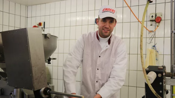 Torsten schmitz stellt Wurst her. - &copy; Kateryna Akulenko