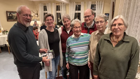 Land-Wirt Heinrich Oberjasper &uuml;berreicht die Gutscheine f&uuml;r das Team "Ratefix" mit Birgit Drawe, Britta L&uuml;king, Renate L&uuml;king, Lars L&uuml;king, Elfi Ostmann sowie Marlott Michalke (von links). - &copy; Sandra Castrup