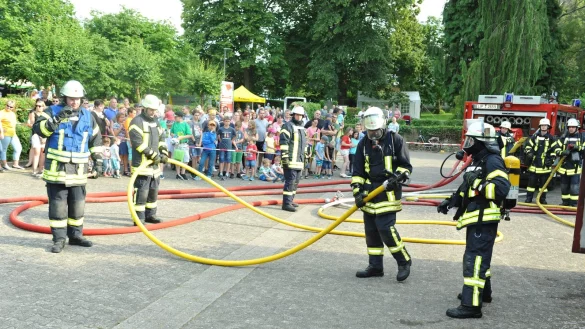 &Uuml;bung: Die Mitglieder der L&ouml;schgruppe Herrentrup der Freiwilligen Feuerwehr Blomberg sorgen w&auml;hrend des Dorffestes f&uuml;r viel Aufkl&auml;rungsarbeit. Ihre simulierten Eins&auml;tze waren dabei eine der gro&szlig;en Attraktionen des Festes. - &copy; Nicole Ellerbrake