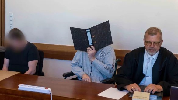 Mario S. (links) wird zu 12 Jahren Haft verurteilt, f&uuml;r Andreas V. gibt es 13 Jahre. Beide sollen anschlie&szlig;end in Sicherungsverwahrung. - &copy; Jannik Stodiek