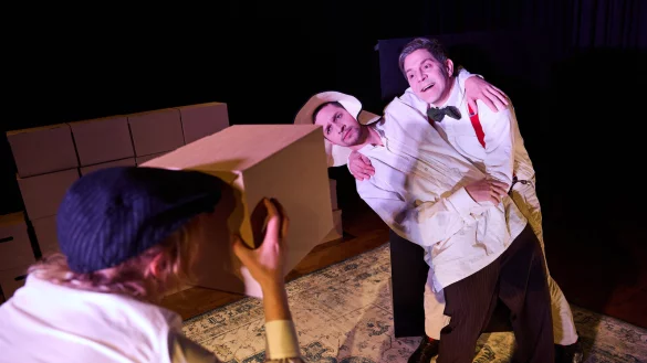 Mit einfachen Requisiten, wie Pappkartons oder Handpuppen, ist das Stück über Felix Fechenbach aufgeführt worden. - © Bildrechte: Bürgerstiftung