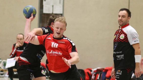 Wurfversuch in Bedrängnis: Detmolds Daniel Bernhard findet zwischen Florian Danger (links) und Mario Mannel vom TSV Hillentrup die Lücke. - © Paul Cohen