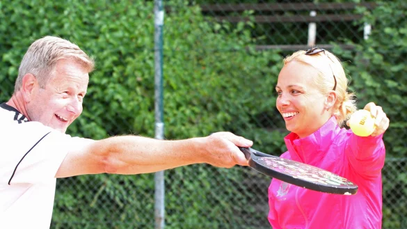 Tipps vom Experten: Sarah Bolsmann h&auml;lt hier f&uuml;r Hans Voss den Tennisball. - &copy; Sebastian Lucas