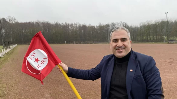 Ender &Uuml;nal aus dem Vorstand des TSV Horn mit einer Eckfahne im Eggestadion. Die Vereine aus Horn-Bad Meinberg hoffen, dass der Aschenplatz zu einem Kunstrasenplatz wird. - &copy; Sebastian Lucas