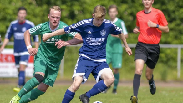 Rasant: Leopoldsh&ouml;hes Daniel Heisler (rechts) wird von Ahmsens J&ouml;rn Seifert verfolgt. - &copy; Egon Penner