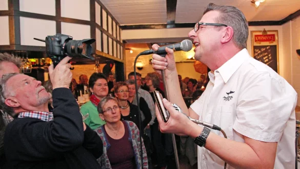 Der "Ohrenschmaus" sorgt für volle Kneipen: Wie hier im Paraplü Dieter Kropp sind in zahlreichen Detmolder Kneipen im November Musiker unterwegs. - © Foto: Beckschäfer