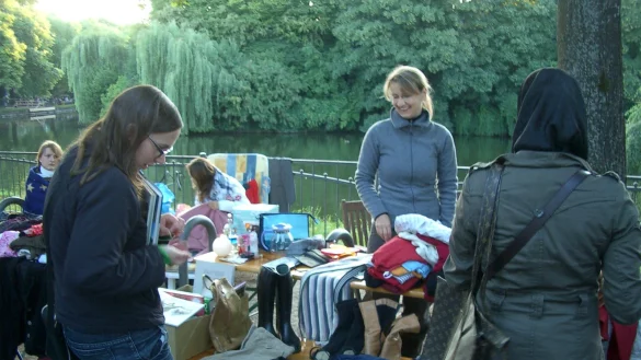 Auf der Ameide: Viele Flohmarktbeschicker sind bereits viele Stunden vor dem eigentlichen Verkaufsstart vor Ort und richten ihre Stände ein. Dann heißt es warten, wie hier für Anne Wolf. - © Archivfoto: Privat