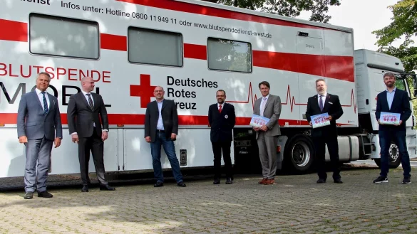 Bürgermeister Dr. Roland Thomas (von links), Dr. Christian Faber vom DRK-Blutspendedienst OWL, Andreas Woite, Vorsitzender des Stadtsportverbandes, Matthias Schalk vom DRK Bad Salzuflen-Schötmar, Christian Keller von der Volksbank, Ralf Fuhrmann von der Sparkasse Lemgo sowie Johannes Dittmar von den Stadtwerken Bad Salzuflen freuen sich auf den Blutspende-Marathon. - © Heidi Stork