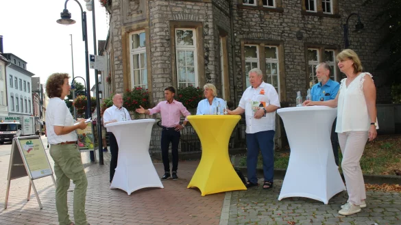 LZ-Redakteurin Cordula Gr&ouml;ne (von links) im Gespr&auml;ch mit den Lagenser Kandidaten f&uuml;r den Stadtrat: Anton Volk (BBL/FWG), Andreas Epp (Aufbruch C), Martina Hannen (FDP-Fraktionsvorsitzende), Gerhard Wi&szlig;brock (CDU), Reimund Neumann (Gr&uuml;ne) und Rita Schapeler-K&ouml;ssler (SPD). - &copy; Karolina Schmidt