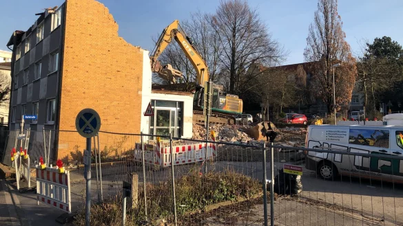Die Abrissarbeiten in unmittelbarer Nähe zum Klinikum laufen auf Hochtouren. Das Gebäude soll einem neuen Ärztehaus samt Parkpalette weichen. - © Martin Hostert