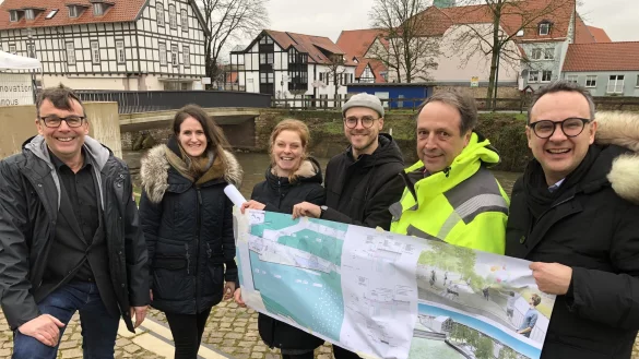 Die Planungen f&uuml;r den Auenpark treiben (von links) Thomas Portong (Gesch&auml;ftsbereichsleiter Jugend und Schule), Stadtplanerin Carmen Benthaus, Berit Weber (Leiterin der Stadtplanung), Landschaftsarchitekt Paul Giencke vom Berliner B&uuml;ro GM013, Bauleiter Matthias Rath und Baudirektor Markus Baier voran. - &copy; Till Brand