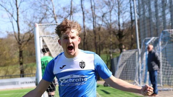 Nico-Leandro Zishart netzte gleich zweimal für den JFV ein, doch sein Team musste sich mit 3:5 geschlagen geben. - © Paul Cohen