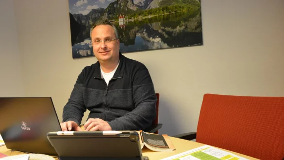 Christian Landerbarthold, Leiter der Heinz-Sielmann-Schule, sitzt in seinem B&uuml;ro vor dem Laptop.&nbsp; - &copy; Karin Prignitz