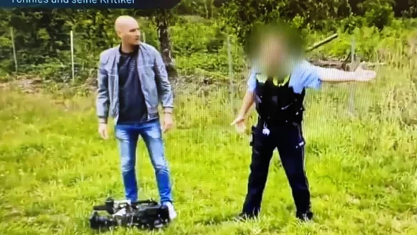 Die Staatsanwaltschaft Bielefeld ermittelt gegen einen Polizisten der Kreispolizeibeh&ouml;rde G&uuml;tersloh im Zusammenhang mit dem Einsatz am 7. Juli 2020 vor dem Grundst&uuml;ck von Clemens T&ouml;nnies wegen N&ouml;tigung. Dabei steht die Abnahme der Kamera eines Journalisten im Fokus. - &copy; Screenshot/Sat.1
