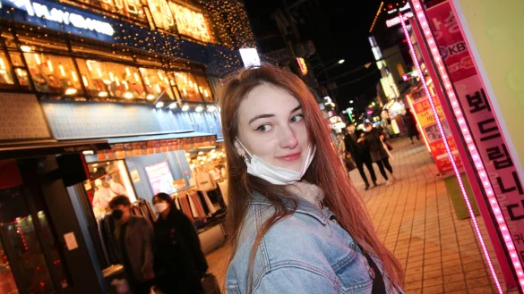 Lorien G&ouml;ner f&uuml;hl sich durch die vielen Schutzmasken, die das Stadtbild in Seoul pr&auml;gen nicht verunsichert. Die Studentin ist den Anblick bereits gew&ouml;hnt. - &copy; Lorien G&ouml;ner