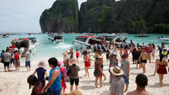 Touristen in Thailand - &copy; Foto: Sakchai Lalit/AP/dpa