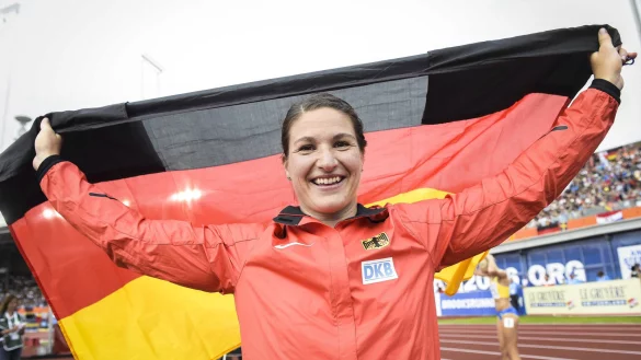 Medaille im Visier: Linda Stahl hatte allen Grund zur Freude. Bereits mit dem ersten Wurf konnte sie sich für das Olympia-Finale qualifizieren. - © dpa