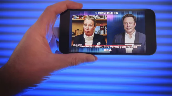 Unterstützung für die AfD: Nach Elons Musks Live-Talk mit Kanzlerkandidatin Alice Weidel ließen viele Unternehmen in OWL ihre Konten bei X nicht mehr ruhen, sondern löschten sie aktiv. - © IMAGO/Guido Schiefer