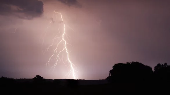 Blitze &uuml;ber Lippe &ndash; dieses Bild ist in der Nacht zu Freitag in der N&auml;he von Augustdorf entstanden. - &copy; Robin J&auml;hne