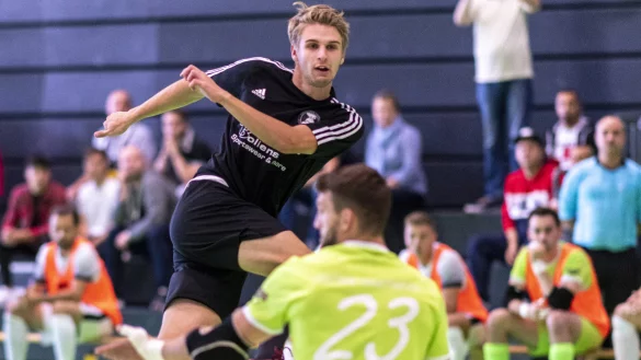 Riesenchance - In den ersten Minuten des Spiels taucht Artur Esko (schwarz, links) v&ouml;llig unbedr&auml;ngt vor dem K&ouml;lner Keeper Maximilian Bartsch (vorne, gr&uuml;n) auf. Der Schuss geht knapp am G&auml;stetor vorbei. Foto: Egon Penner. - &copy; EGON PENNER