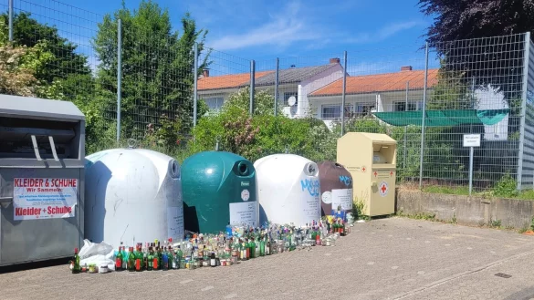 Flasche an Flasche ist an den Altglascontainern an der Menkestraße aufgereiht. - © Katrin Kantelberg