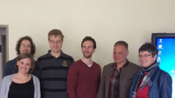 In der Universität Bielefeld: Cornelia Frank (v. l.), Andre Krause, Kai Essig, Ludwig Vogel, Thomas Schack und Manuela Grochowiak-Schmieding. - © Privat