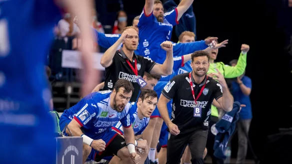 Hamburg, 4. Juni 2021. Um ihn herum tobt das Leben. Doch TBV-Trainer Florian Kehrmann (vorne, rechts) bleibt im Endspiel um den DHB-Pokal gegen die MT Melsungen voll fokussiert. - &copy; Sascha Klahn