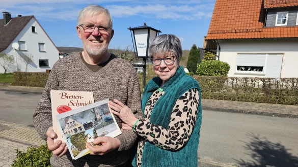 Herwig Schmidt hat mit seiner Partnerin Brigitte Lehmann ein neues Leben in Rischenau aufgebaut. Wer genau hinsieht, erkennt im Hintergrund ein original Ausstattungsstück der Kultgaststätte in Hörste. - © Astrid Sewing