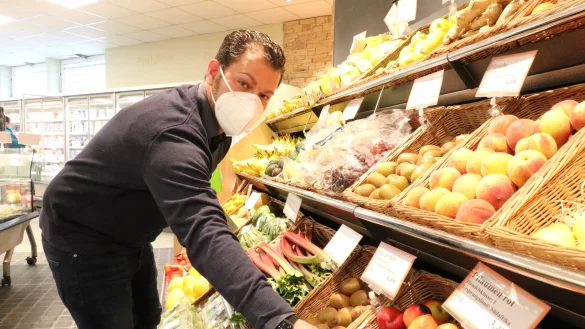 Jascha Hofmann steht in der Obst- und Gem&uuml;seabteilung seines Markant-Marktes in Holzhausen. - &copy; Alexandra Schaller