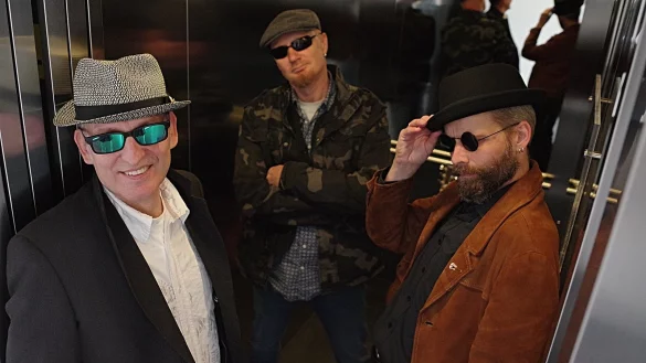 Mit H&uuml;ten und Sonnenbrillen: (von links) J&uuml;rgen Hornung, Roland Ehrichsmeier und Klaus Sch&auml;fer bilden das locker-l&auml;ssig auftretende Trio &bdquo;Hornung", das in Belle seine Heimat hat. - &copy; Luzia Hoche