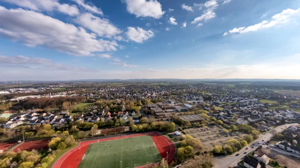 Das vor gut 40 Jahren errichtete Schul- und Sportzentrum Aspe aus der Vogelperspektive. - &copy; Torben Gocke