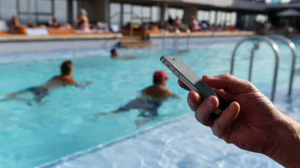 Telefonieren und Surfen auf See - &copy; Foto: Andrea Warnecke/dpa-tmn