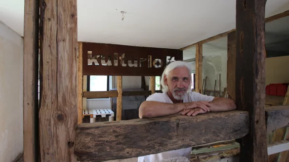 Guido Weikert will in einem alten Bruchstein-Fachwerkhaus in Humfeld ein "Kulturloft" einrichten und sich gleichzeitig dem "bedingungslosen Geben" widmen. Im Hintergrund sind ein Klavier und eine improvisierte B&uuml;hne zu sehen. - &copy; Jens Rademacher