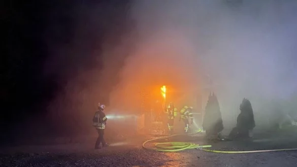 Der Kiosk stand bei Eintreffen der Feuerwehr bereits in Vollbrand. - © Feuerwehr Detmold