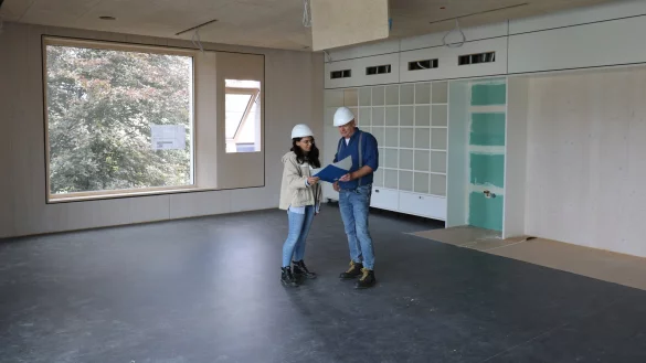 Die beiden Projektleiter Tugba G&uuml;rel und Frank Hanemann stehen in einem der fast fertigen Klassenzimmer in einem der Lernh&auml;user der Realschule. - &copy; Alexandra Schaller