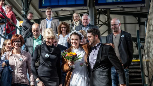 Eisenbahn-Krimi: Die Schauspieler des Landestheaters um Markus Hottgenroth begeistern ihre f&uuml;r das St&uuml;ck geschaffene Hochzeitsgesellschaft mit dem gro&szlig;en Finale am Detmolder Bahnhof. - &copy; Foto: Gocke