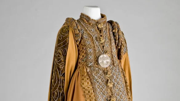 Ein besonderes Schmuckstück der Kostüm- und Trachtensammlung des Lippischen Landesmuseums ist ein höfisches Kinderkleid aus der Renaissance. Es ist im Stil der spanischen Mode gehalten und wurde von der lippischen Gräfin Katharina zur Lippe getragen. Sie verstarb am 19. Mai 1600 im Alter von 6 Jahren. Außerdem lagen in dem Grab noch ein Häubchen, Hemdfragmente (beide verloren), Schuhe, Strümpfe und eine Halskette mit Anhänger. Das Kleid wurde in der herrschaftlichen Gruft der Augustiner-Chorherren in Blomberg gefunden.

Das Kleid besteht aus Kettsamt/Baumwolle und ist an der Vorderseite entlang der Knopfleiste und am Mieder mit Spitze aus Gold- und Silberdraht verziert. An Vorder- und Rückseite entlang des Saumes ebenfalls mit dieser Spitze besetzt. Die Schulterpartien zeigen für die Renaissancemode typische Schülterwülste. Das Kleid ist nur teilweise erhalten. Fehlstellen wurden mit einem hellbraunen Stoff ergänzt. - © Lippisches Landesmuseum Detmold