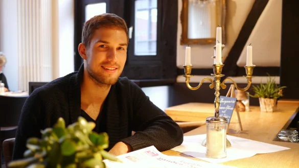 Tom Skroblien genie&szlig;t die Lemgoer Gastroszene. - &copy; J&ouml;rg Hagemann