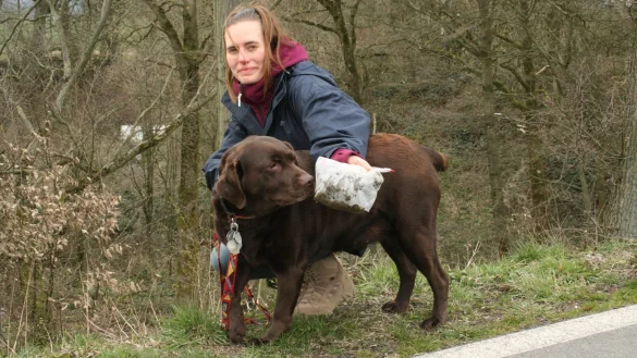 Hundekotbeutel aus Maisst&auml;rke: Die Stadtverwaltung h&auml;lt von diesem Vorschlag aus der Politik nicht viel. Das Foto zeigt Hundebesitzerin Nina Brinkmann mit Labradorh&uuml;ndin &bdquo;Wonne". - &copy; Sylvia Frevert