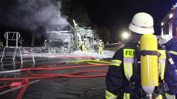 Ein Autotransporter ist auf der A2 in Richtung Hannover zwischen den Anschlussstellen Ostwestfalen-Lippe und Herford/Bad Salzuflen am 26. November fast vollst&auml;ndig ausgebrannt. Verletzt wurde niemand. Die Salzufler Feuerwehr war vor Ort.&nbsp; - &copy; Daniel Hobein