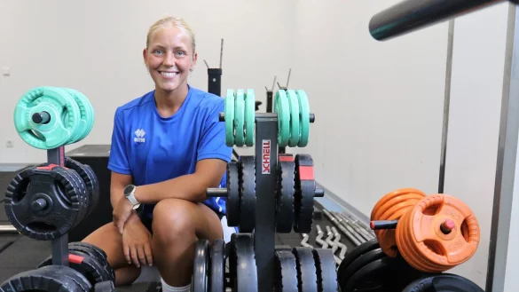 Inmitten der Gewichte im Kraftraum f&uuml;hlt sich Blombergs Neuzugang Judith Tietjen wohl. - &copy; Oliver K&ouml;nig