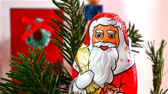 Ein Weihnachtsmann aus Schokolade gehört für viele Menschen zum Fest dazu. 2025 ist er so teuer wie nie. - © picture alliance/dpa