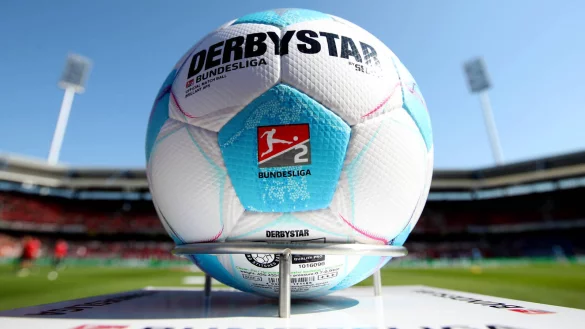 So oder so ähnlich könnte der Ball aussehen, mit dem die Arminia-Profis in der kommenden spielen werden. - © IMAGO/Zink