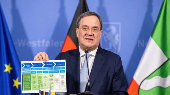 Armin Laschet (CDU), Ministerpr&auml;sident von Nordrhein-Westfalen, spricht bei einer Pressekonferenz. Nach den Beratungen von Bundeskanzlerin Merkel mit den Ministerpr&auml;sidenten erl&auml;uterte Laschet die Position des Landes Nordrhein-Westfalen. - &copy; Marcel Kusch/dpa