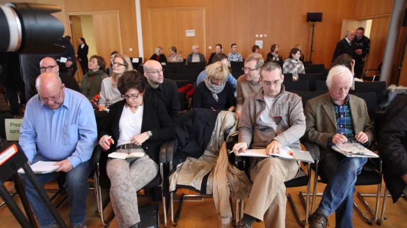 Reichlich Platz: Die Journalisten-Reihen im IHK-Gebäude bleiben beim Auschwitz-Prozess inzwischen recht leer.  - © Bernhard Preuss