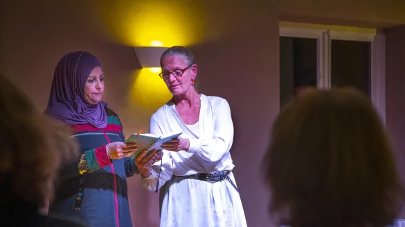 Gemeinsamer Vortrag: Die Irakerin Saadiah Mansur und Organisatorin Ulrike von der Linden lasen ber&uuml;hrende Texte in arabischer und deutscher Sprache vor. - &copy; Laurenz Tegethoff