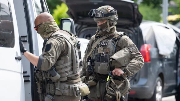 Symbolbild: Spezialkräften der Polizei ist vor wenigen Tagen eine Festnahme eines mutmaßlichen IS-Mitglieds gelungen. - © Boris Roessler/dpa