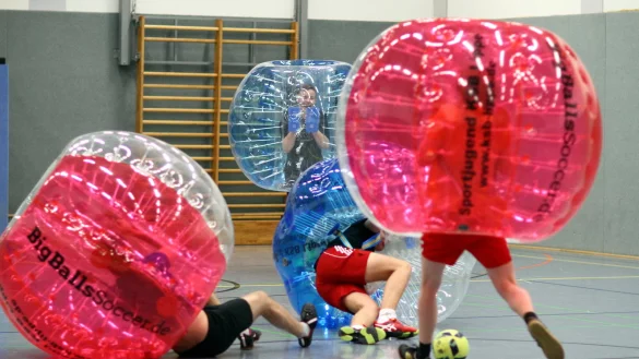 Sport mit &uuml;bergro&szlig;em Mundschutz: Auch die vom Kreissportbund Lippe verliehenen Bubble Balls m&uuml;ssen derzeit im Schrank bleiben. - &copy; Archiv: J&ouml;rg Hagemann