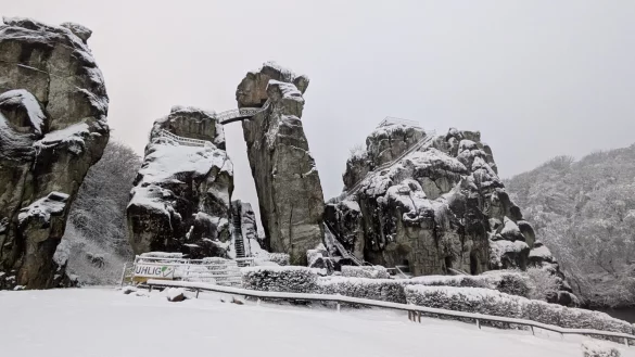 Die Wetterbedingungen verzögern die Baumaßnahmen an den Externsteinen. - © LVL